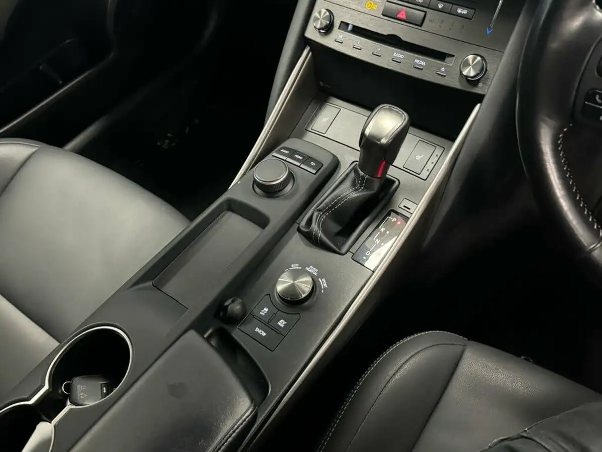 2019-lexus-is-300h-25-is-big-28