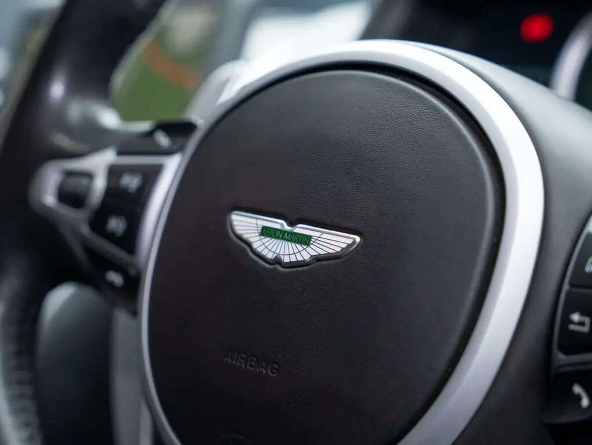 2019-aston-martin-db11-40-v8-big-32