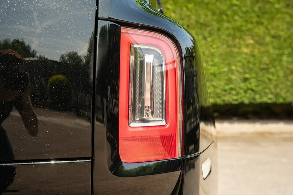 2023-rolls-royce-cullinan-675-black-badge-big-28