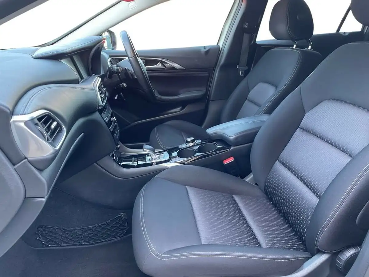2019-infiniti-q30-20-sport-big-9