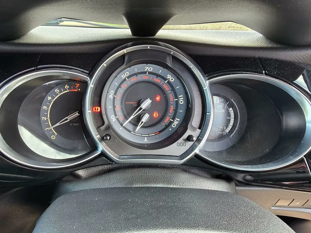 2015-citroen-ds3-12-dstyle-plus-big-37