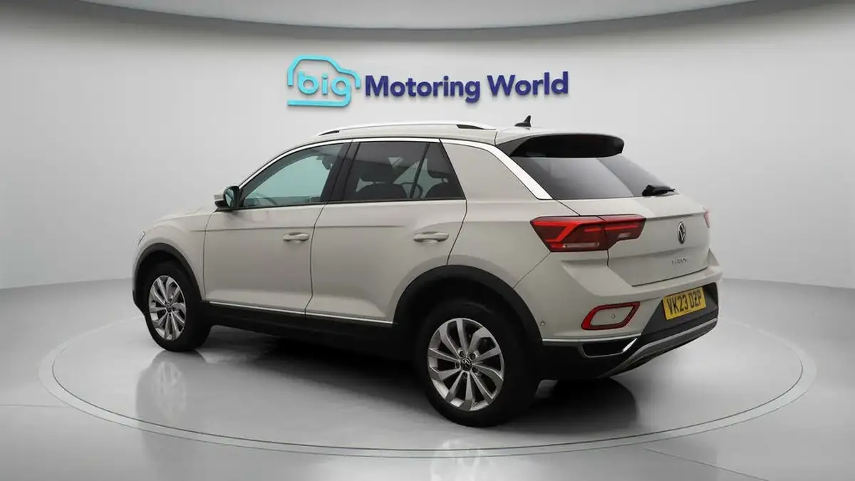 2023-volkswagen-t-roc-15-tsi-style-hatchback-5d-big-5