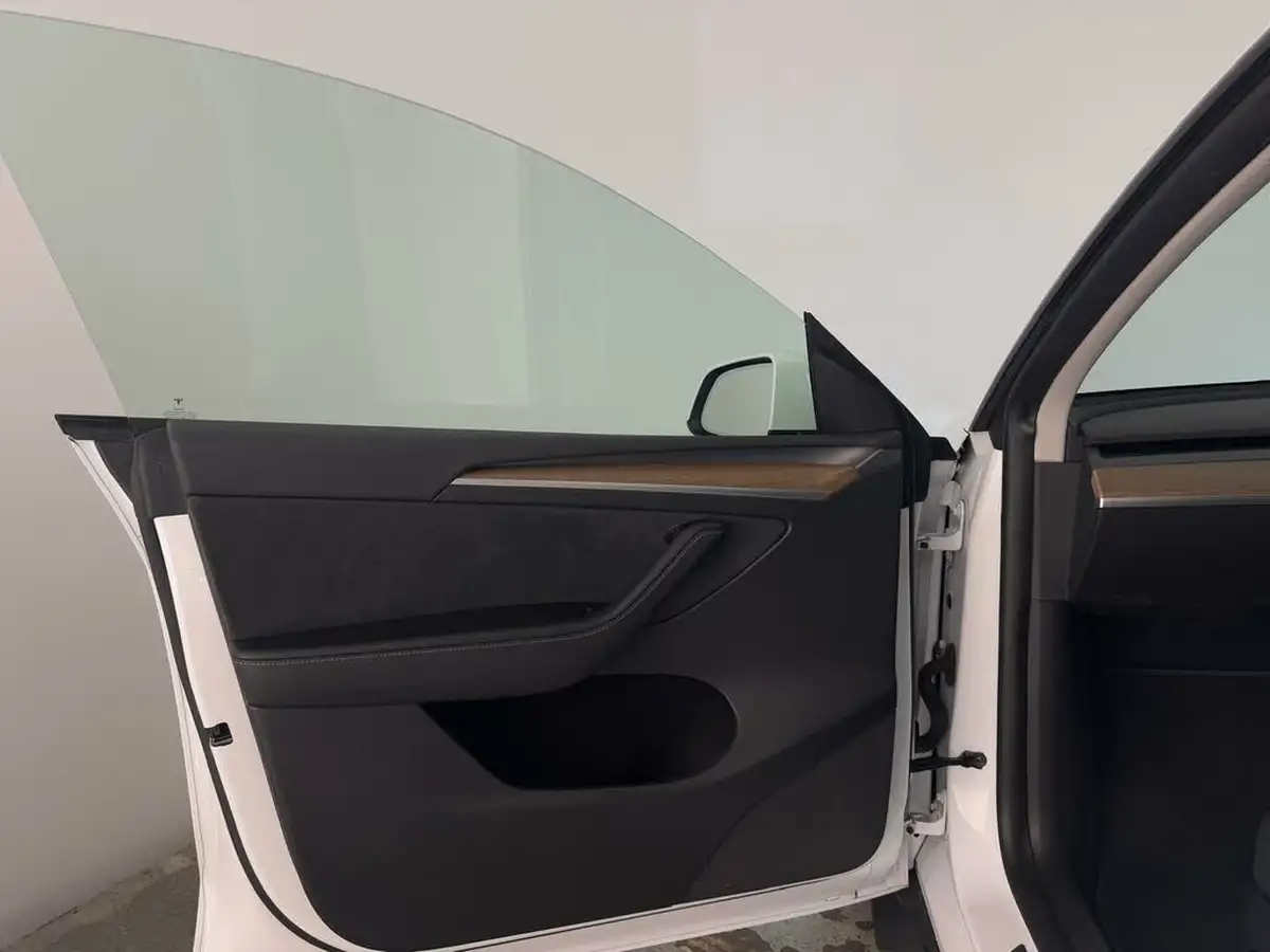 2023-tesla-model-y-e-long-range-big-16