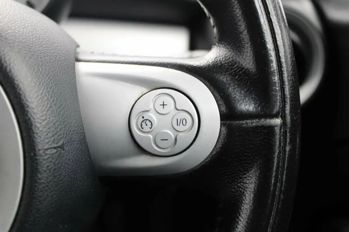 2010-mini-cooper-14-first-75bhp-big-23