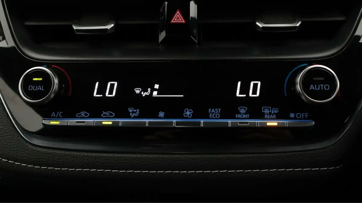 2022-toyota-corolla-18-vvt-i-icon-120bhp-trk-hatchback-5d-big-12