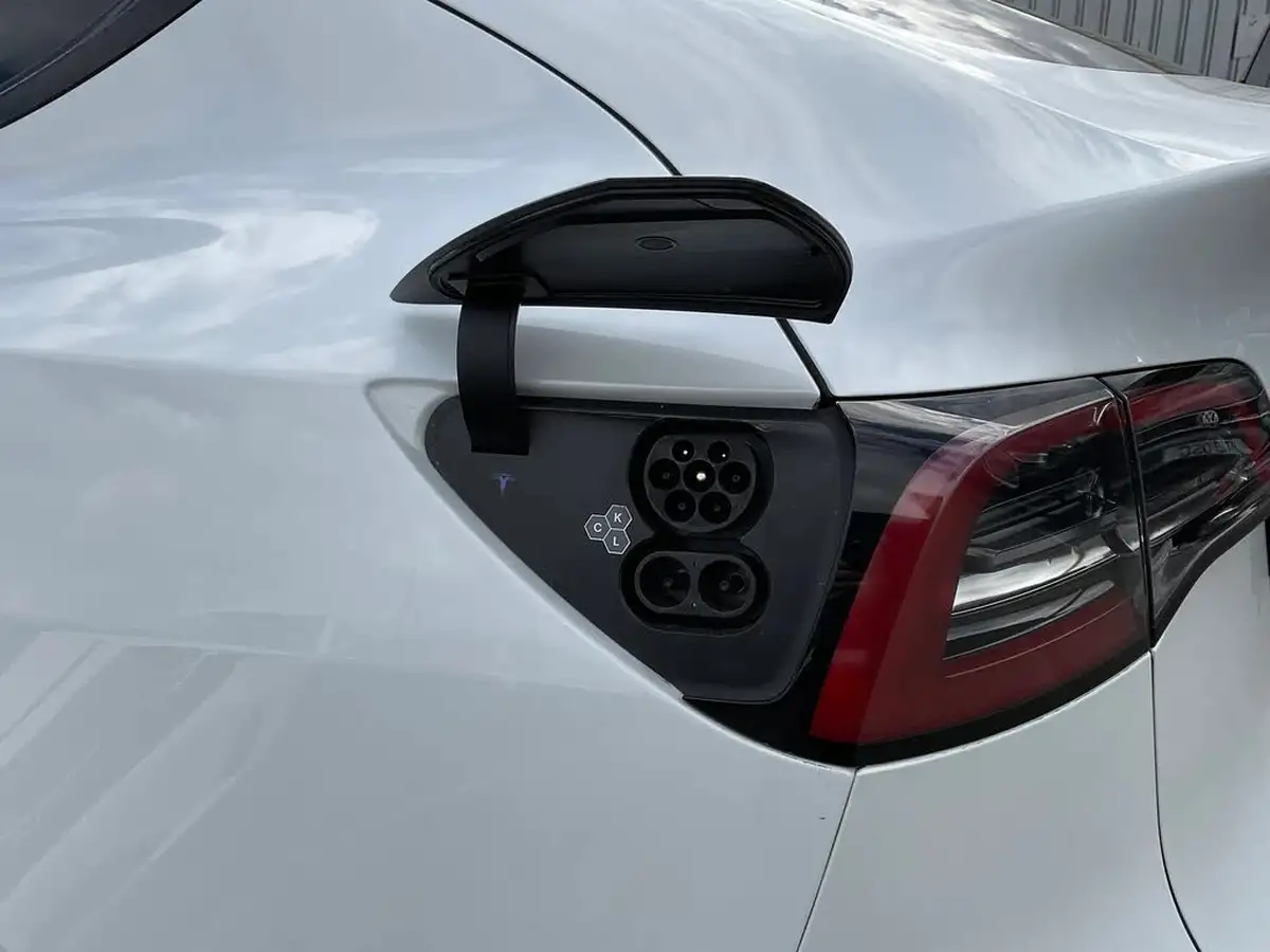 2024-tesla-model-y-e-rwd-big-40