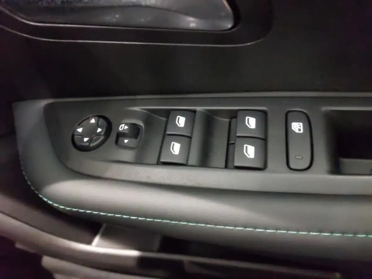 2023-peugeot-208-12-puretech-allure-premium-100ps-big-18