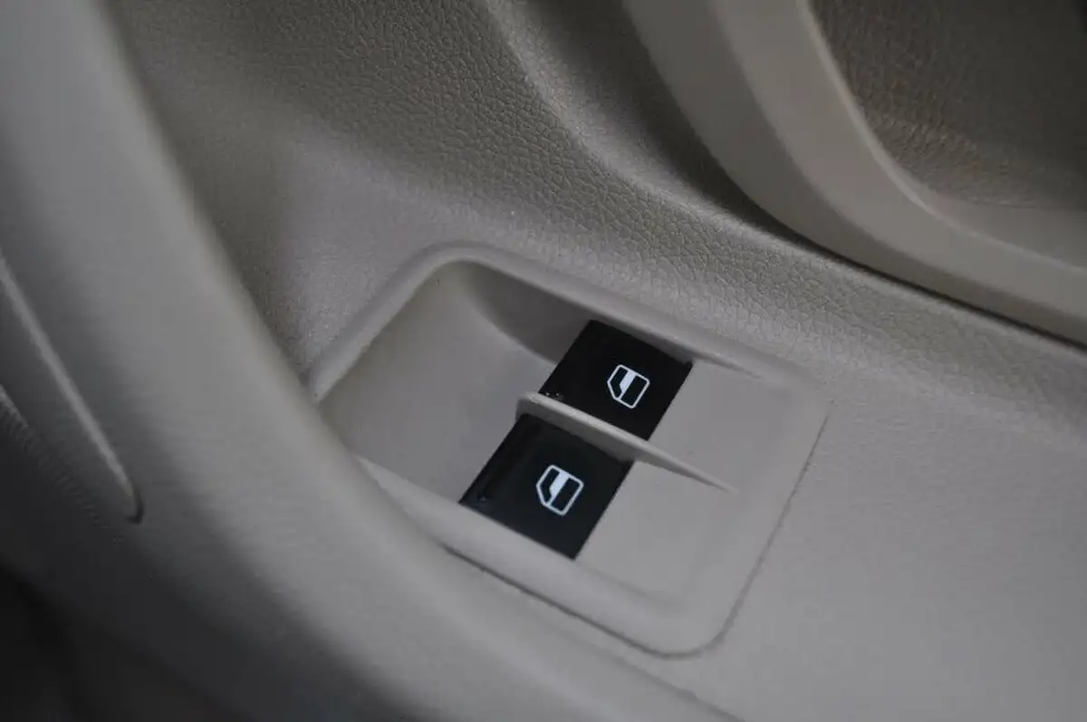 2014-skoda-fabia-16td-elegance-105ps-hatchback-big-36
