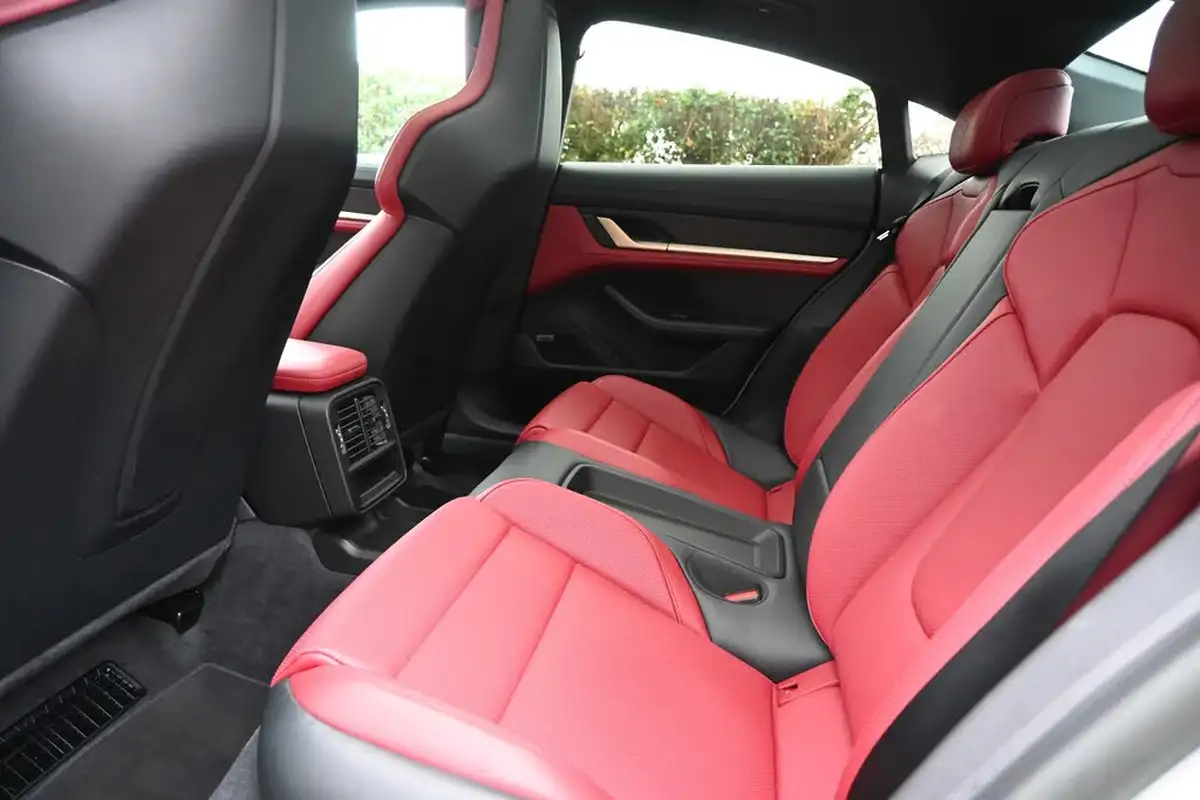 2022-porsche-taycan-e-gts-big-24