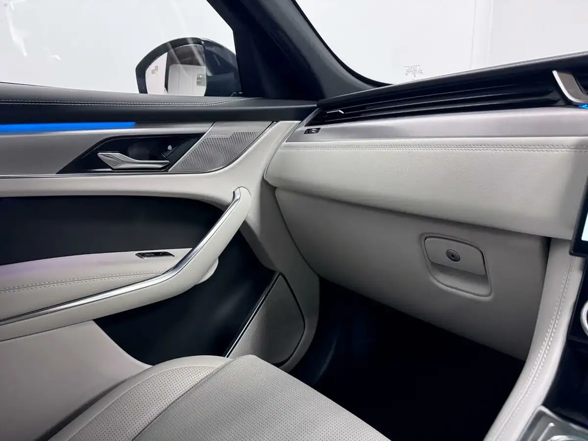 2023-jaguar-f-pace-20-d200-r-dynamic-se-black-big-25