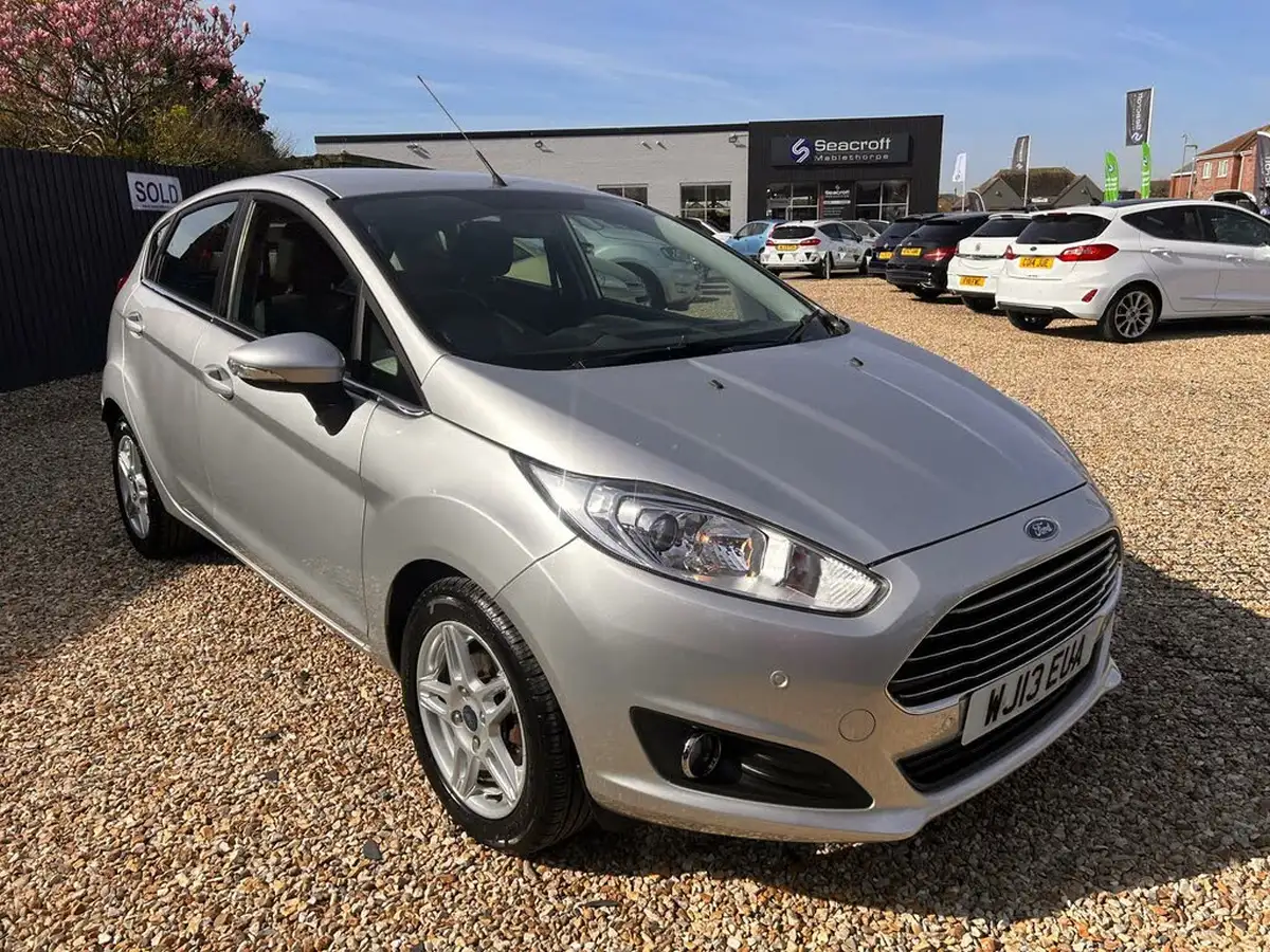 2013-ford-fiesta-16-zetec-5d-big-5