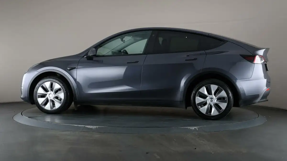 2022-tesla-model-y-e-long-range-big-28
