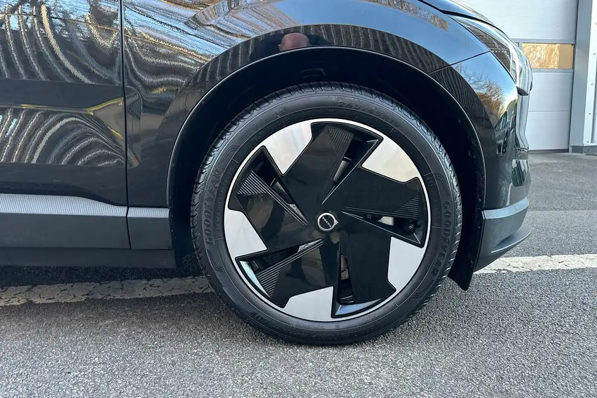 2024-volvo-ex30-e-single-motor-plus-extended-range-big-4