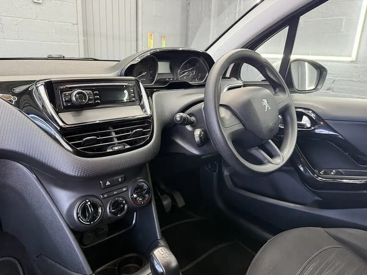 2015-peugeot-208-10-puretech-access-ac-3d-big-39