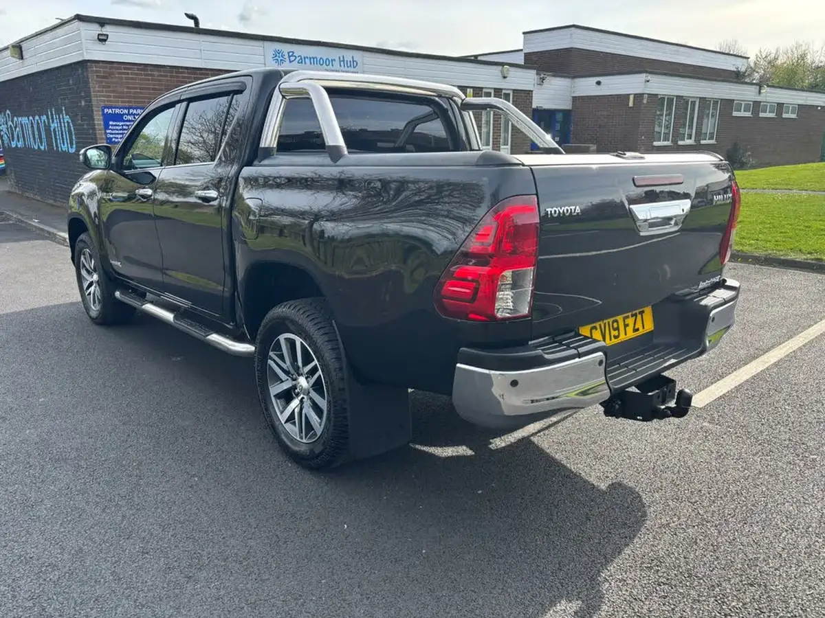 2018-toyota-hi-lux-24d-4d-invincible-at35-32t-auto-big-4