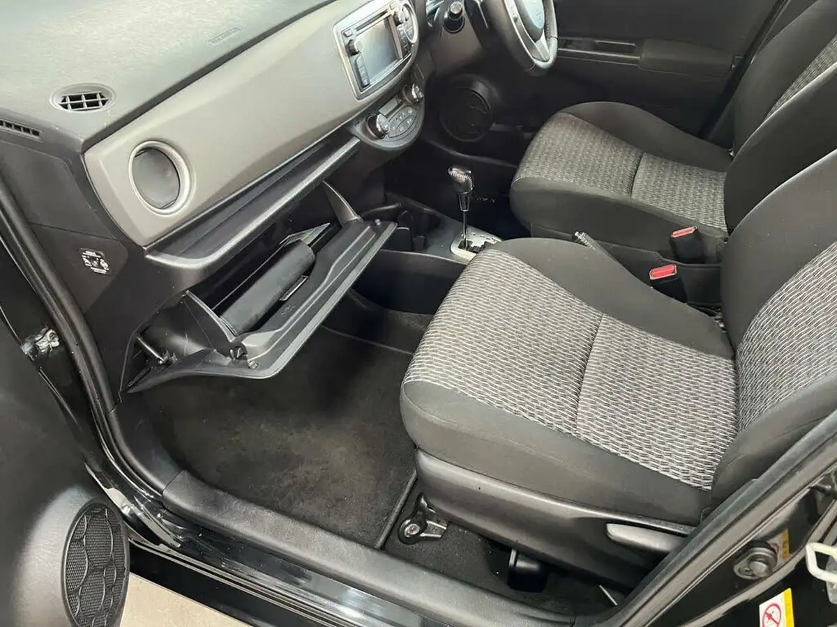 2014-toyota-yaris-133-icon-m-drive-s-big-43