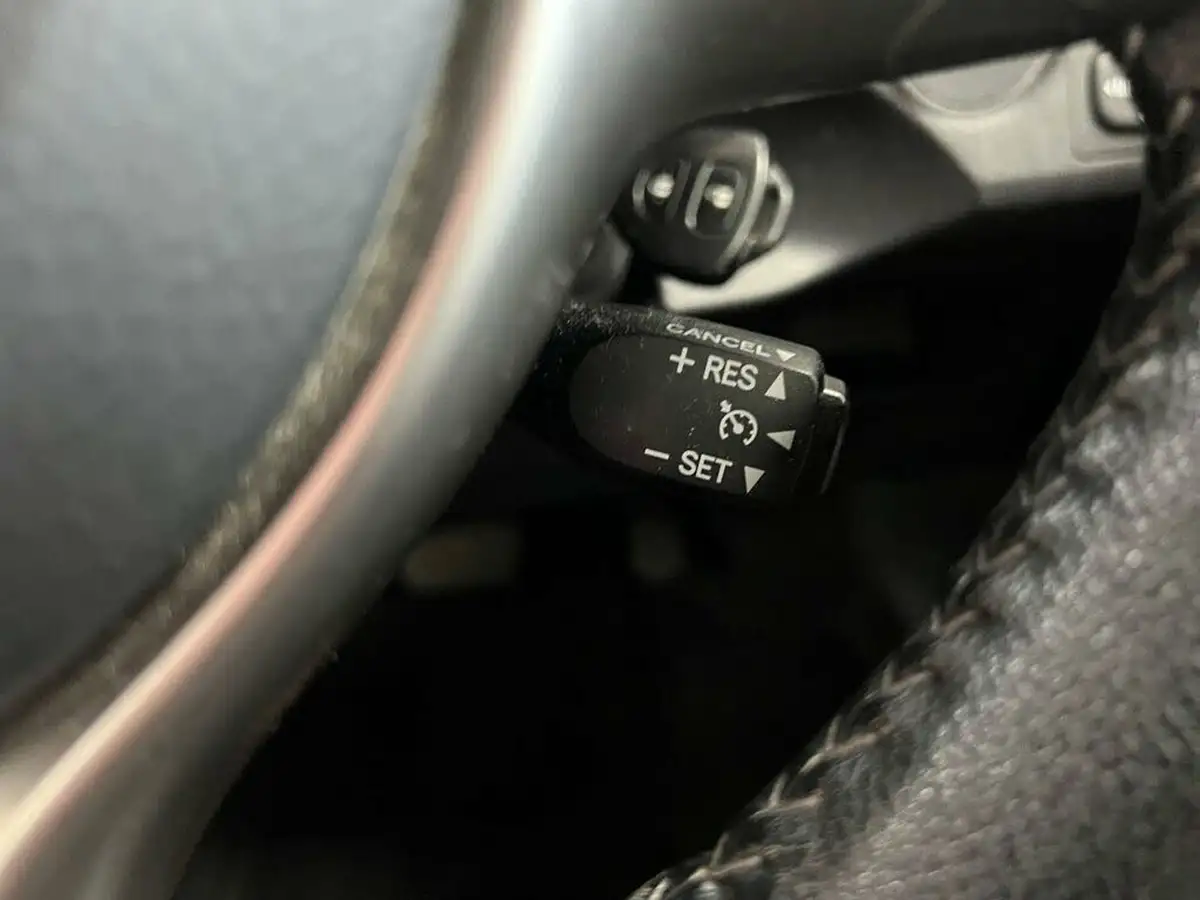 2014-toyota-yaris-133-icon-m-drive-s-big-19