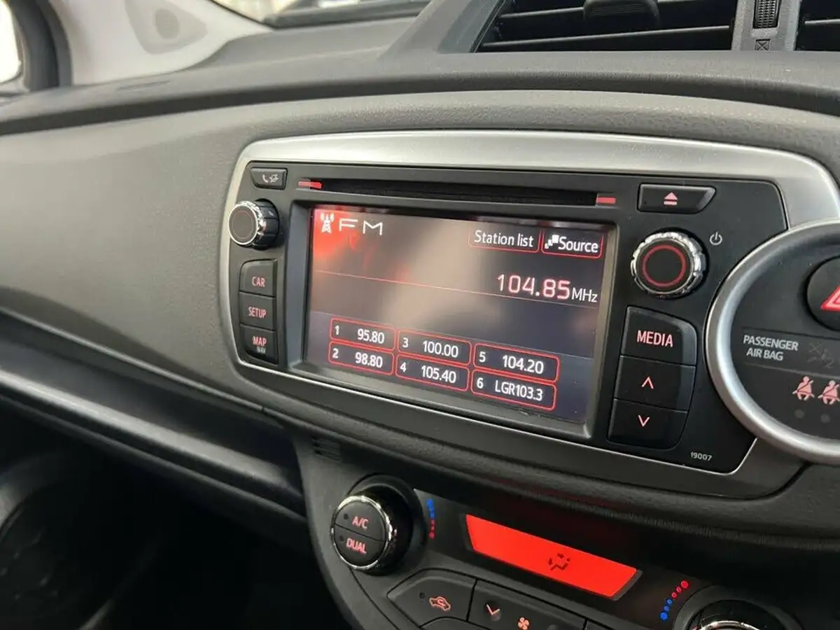 2014-toyota-yaris-133-icon-m-drive-s-big-15