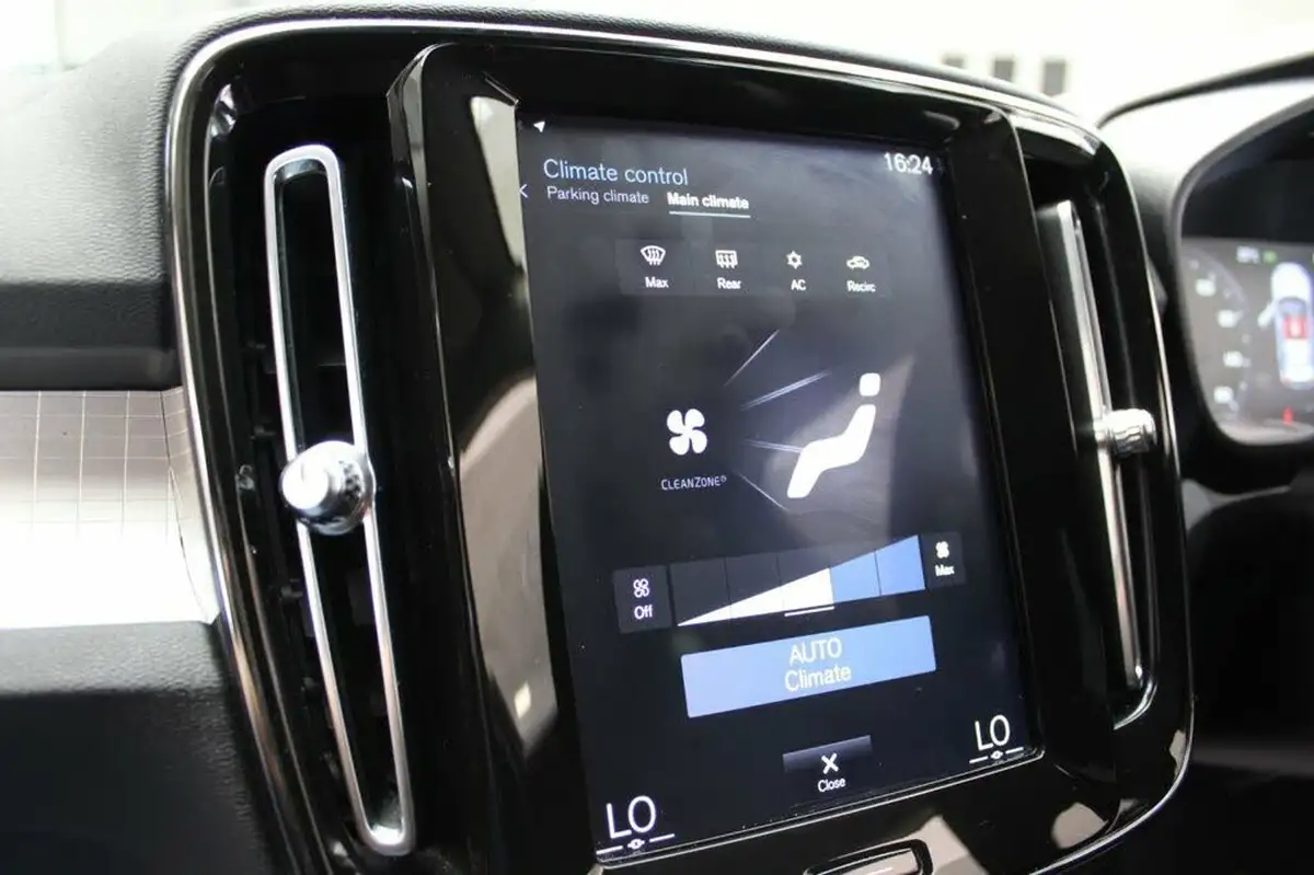 2018-volvo-xc40-20td-d3-momentum-geartronic-big-28
