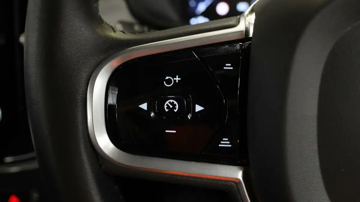 2020-volvo-v90-20-t4-momentum-plus-big-21