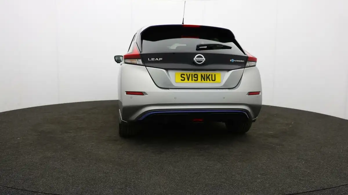 2019-nissan-leaf-e-tekna-big-35