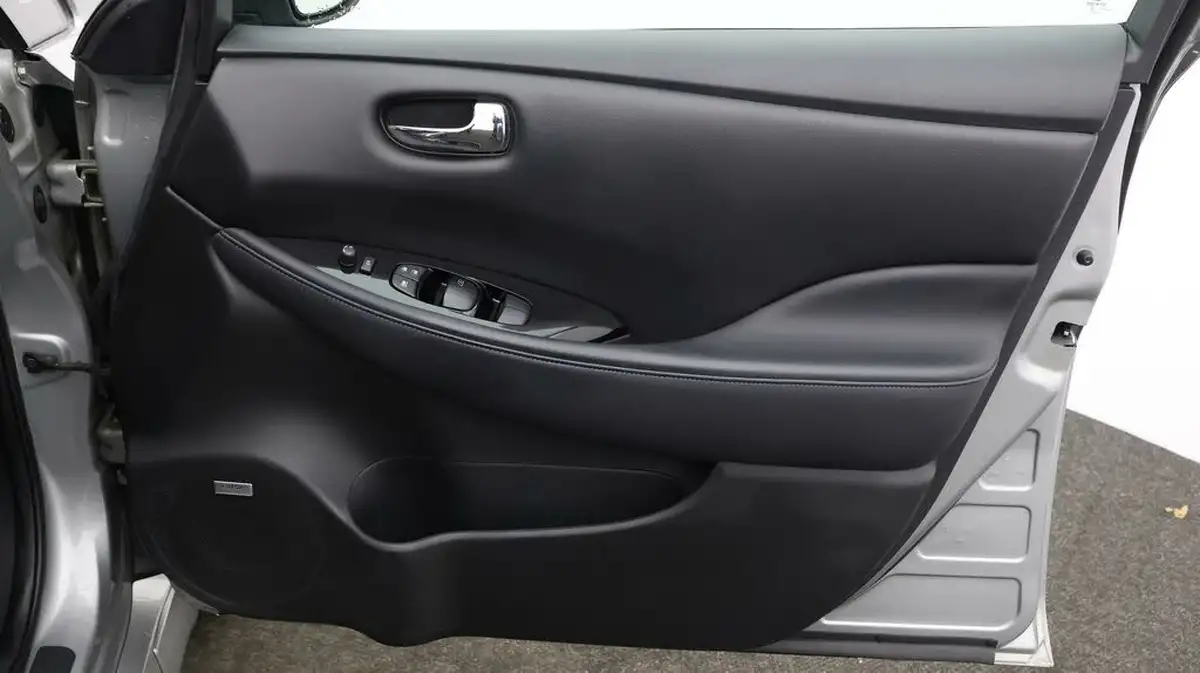 2019-nissan-leaf-e-tekna-big-14