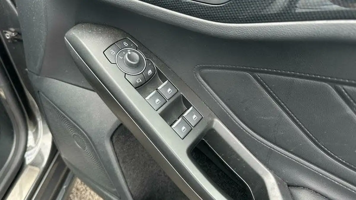 2023-ford-focus-23t-st-hatchback-big-28