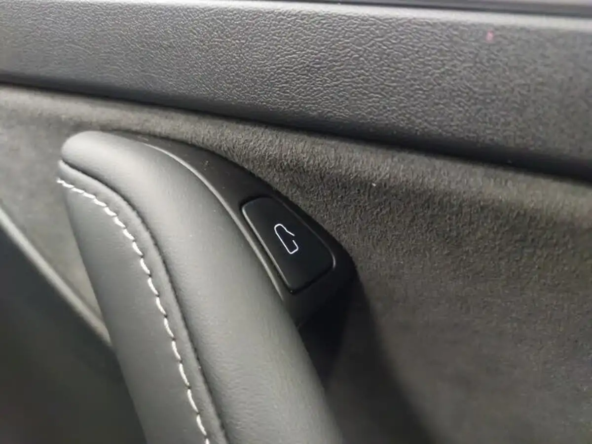 2023-tesla-model-y-e-long-range-big-9