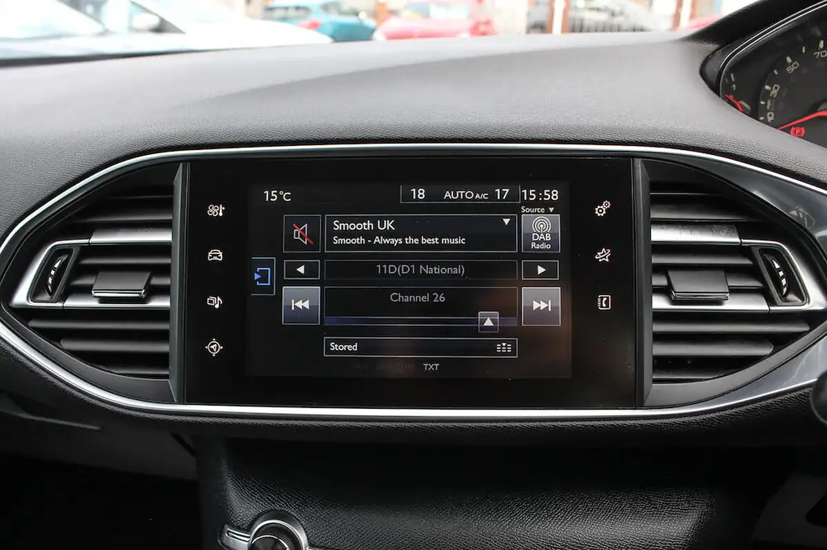 2015-peugeot-308-12-active-puretech-110bhp-big-32