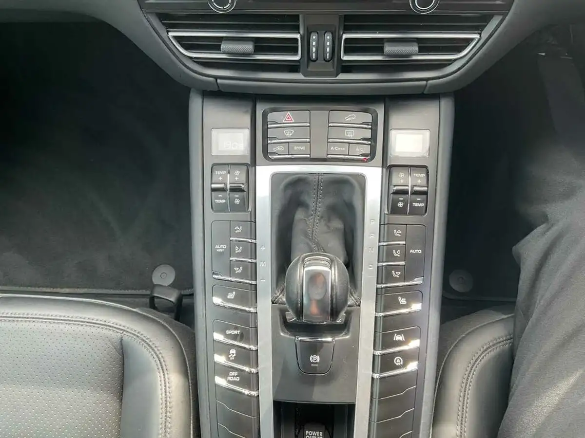 2021-porsche-macan-30-s-big-29