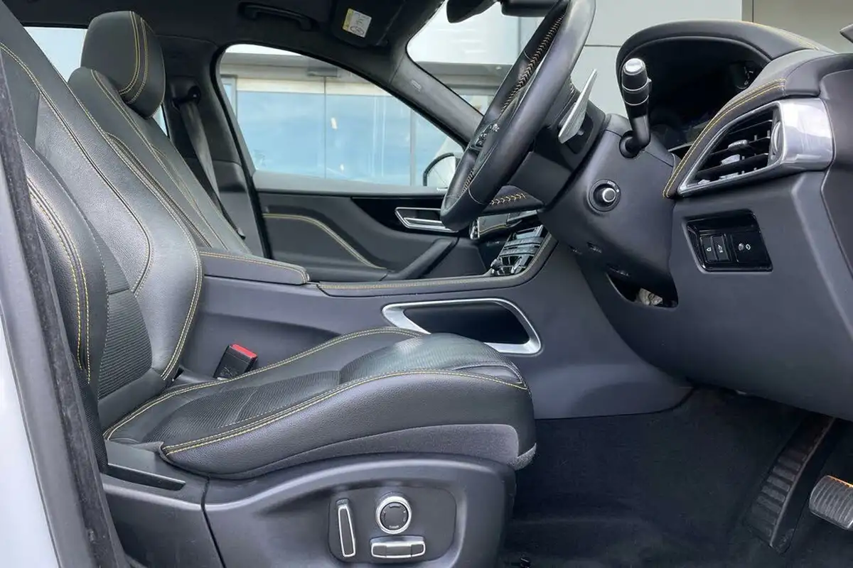 2019-jaguar-f-pace-30td-300-sport-big-16