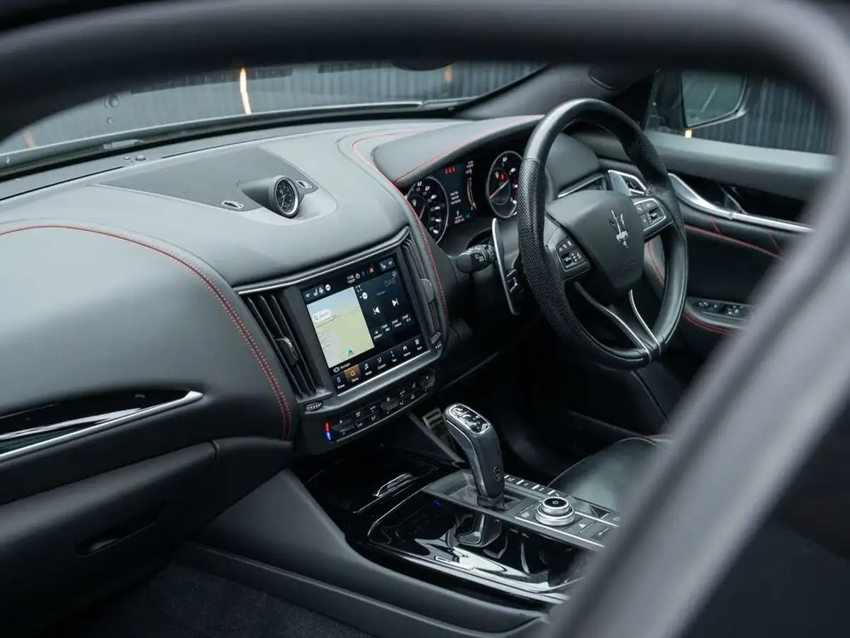 2021-maserati-levante-30-gransport-big-44