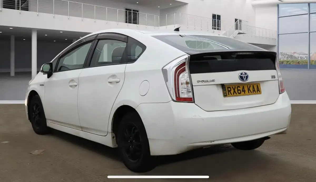 2014-toyota-prius-big-1