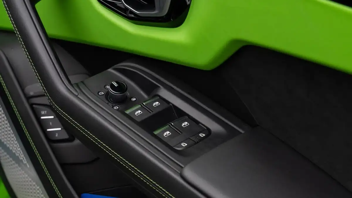 2023-lamborghini-urus-40-no-trim-big-38