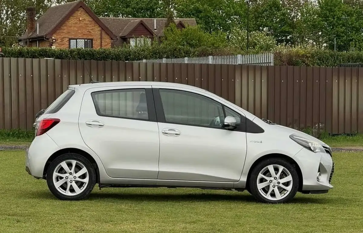 2015-toyota-yaris-15-vvt-i-excel-hybrid-15in-big-6