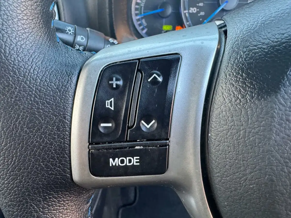 2014-toyota-yaris-15-vvt-i-icon-hybrid-big-31