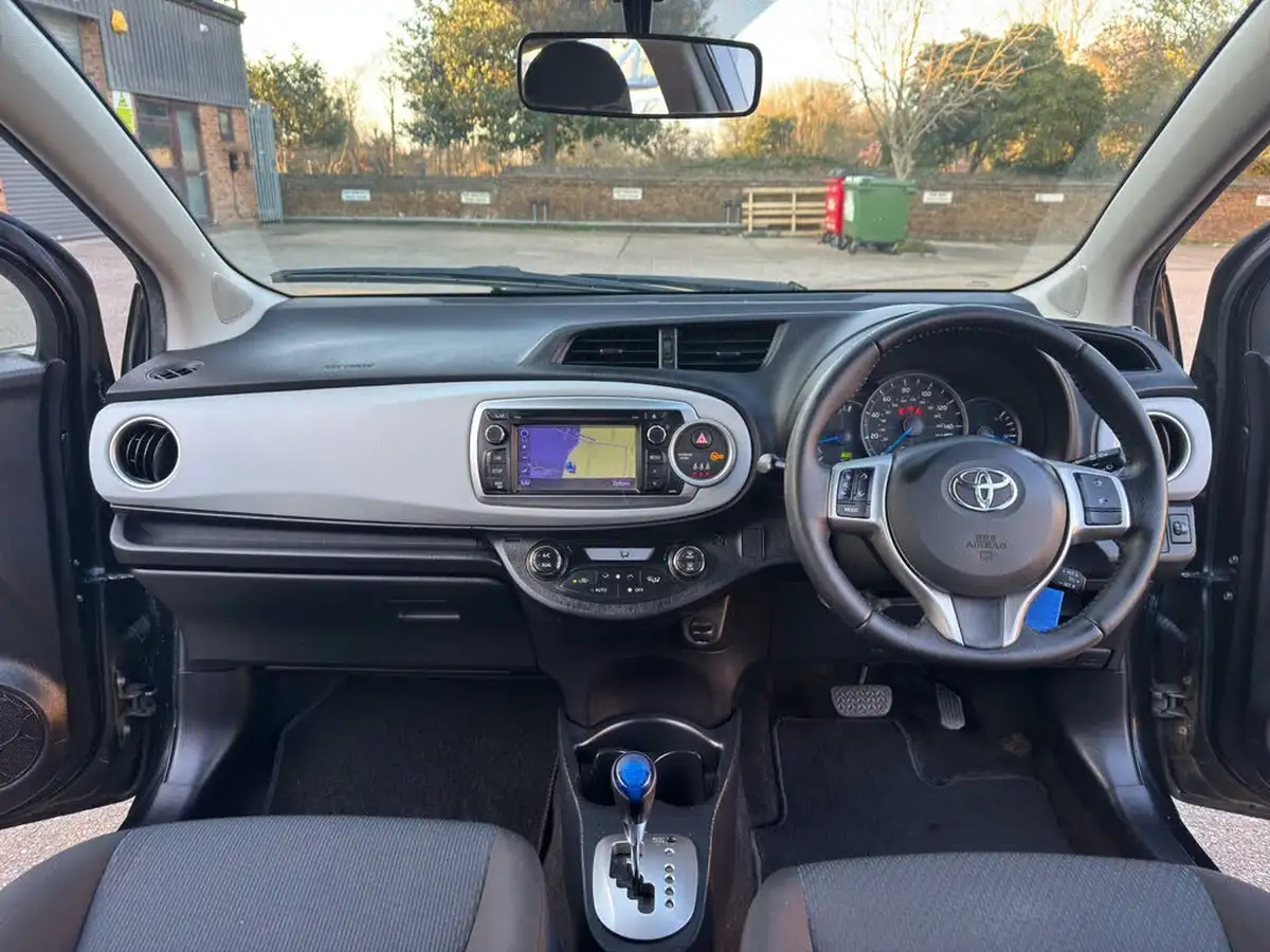 2014-toyota-yaris-15-vvt-i-icon-hybrid-big-7