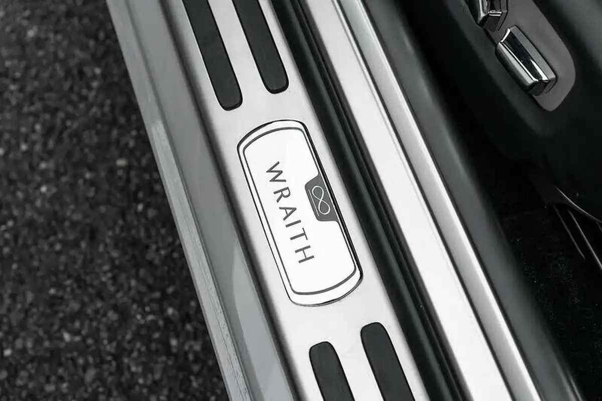 2021-rolls-royce-wraith-66-black-badge-big-17