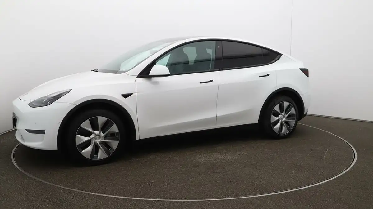 2022-tesla-model-y-e-long-range-big-60
