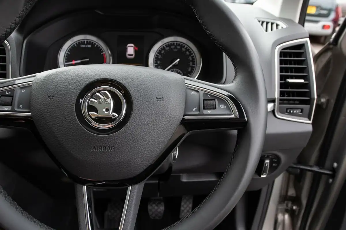 2018-skoda-karoq-15-tsi-edition-ss-big-19