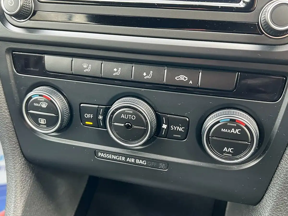 2015-volkswagen-golf-20td-se-big-45