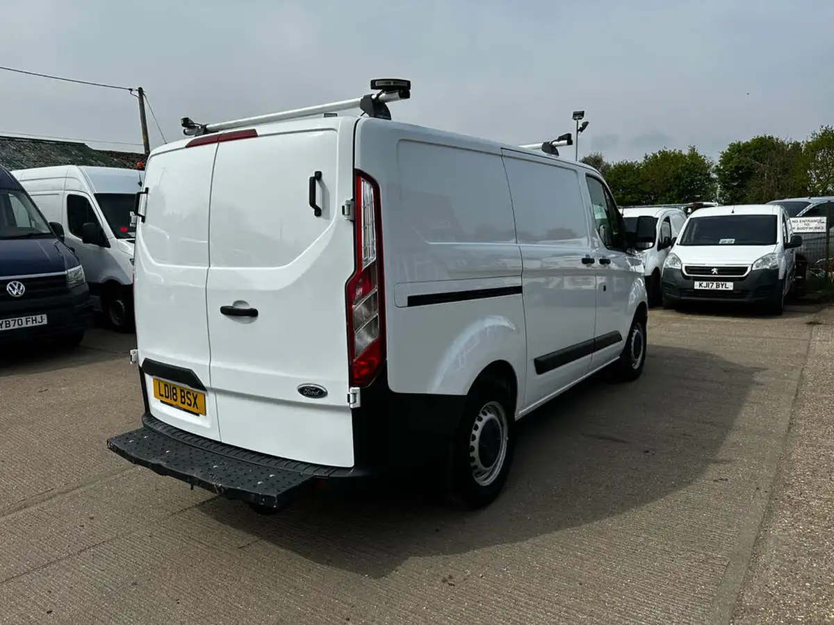 2018-ford-transit-custom-20tdci-320-l1h1-105pseu6-panel-van-big-7