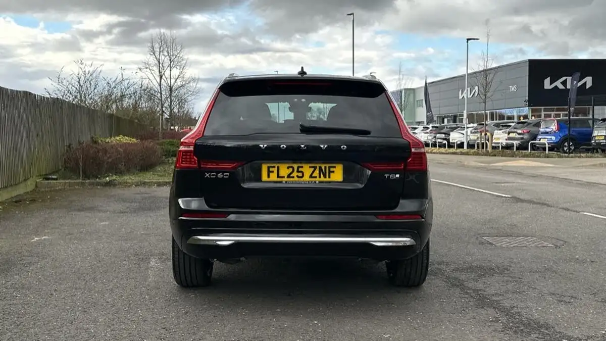 2025-volvo-xc60-20-t8-ultra-dark-big-12