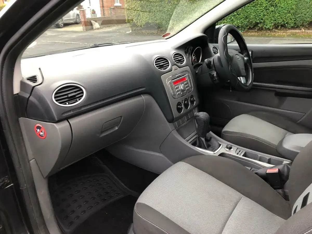 2009-ford-focus-16-zetec-hatchback-5d-big-8