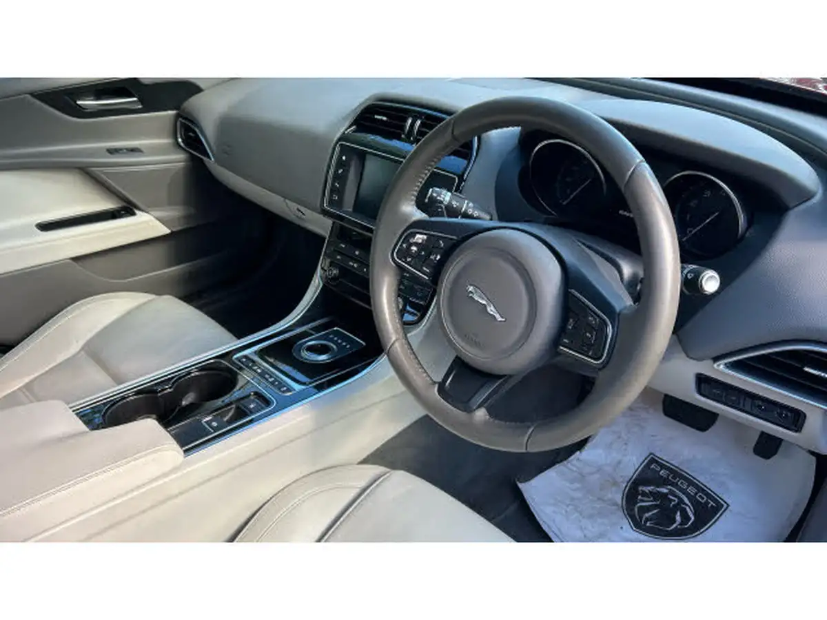 2015-jaguar-xe-20-prestige-big-10