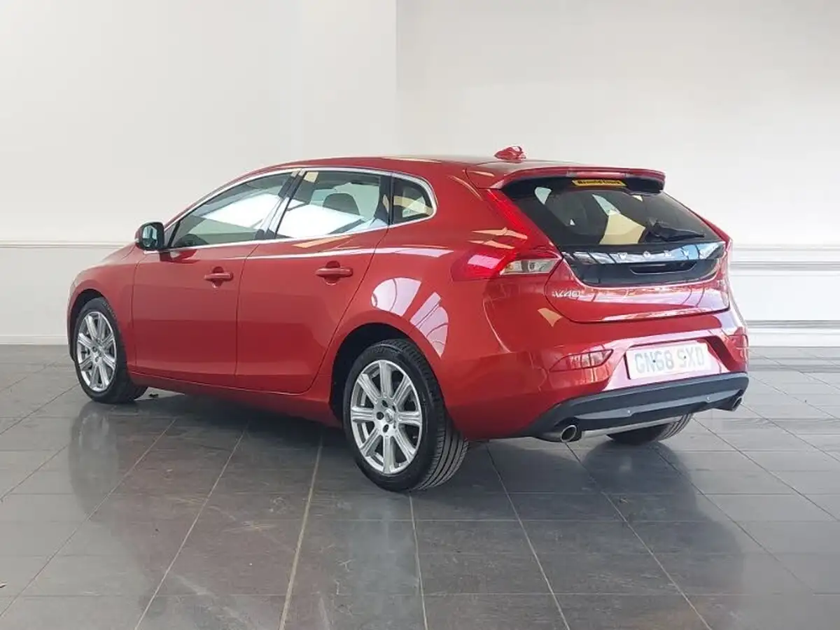 2019-volvo-v40-15-t3-inscription-big-1