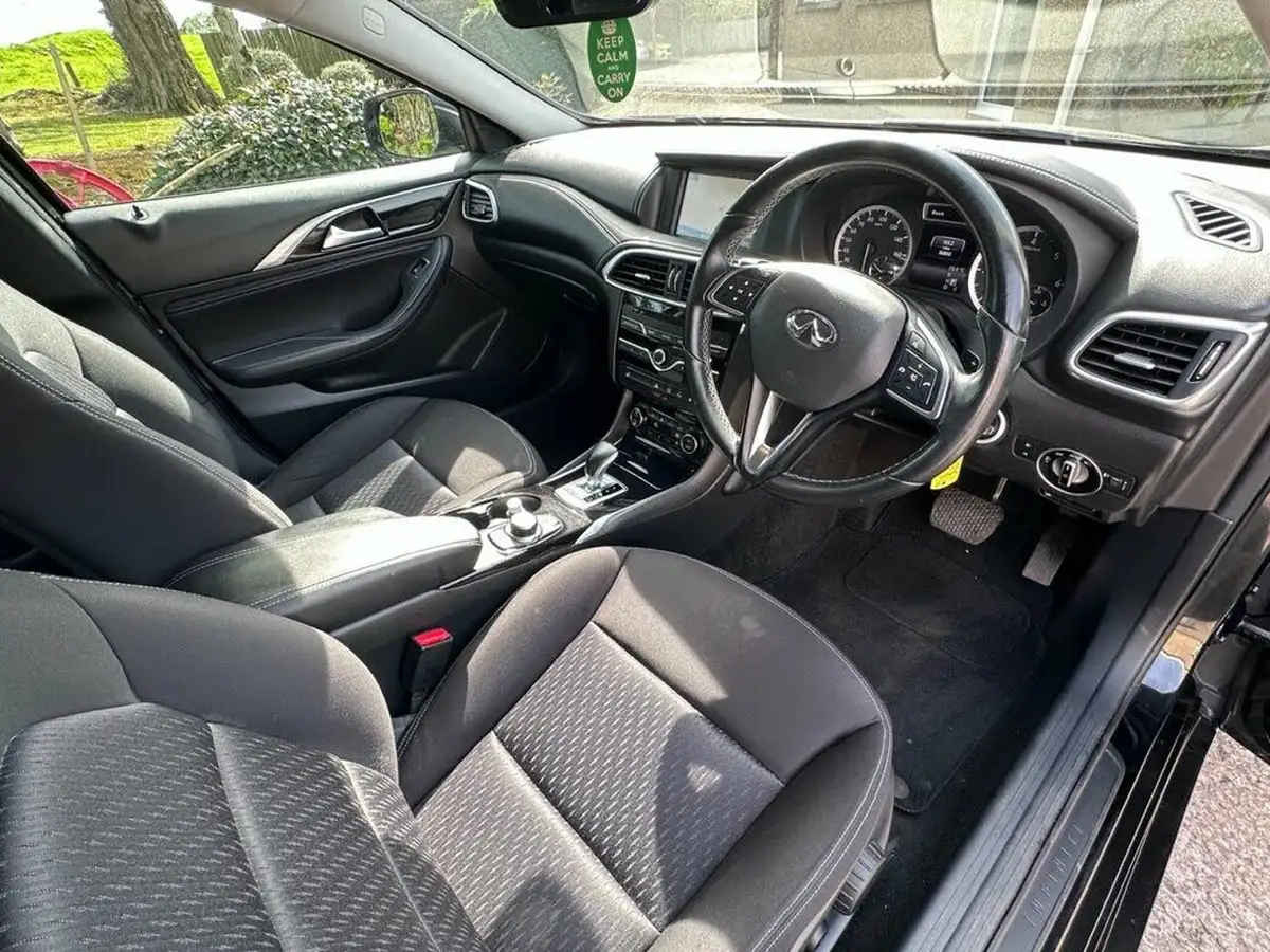 2017-infiniti-q30-15d-se-big-3
