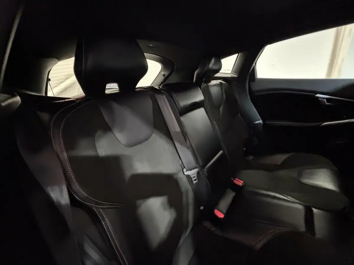 2015-volvo-v40-16td-d2-r-design-big-13