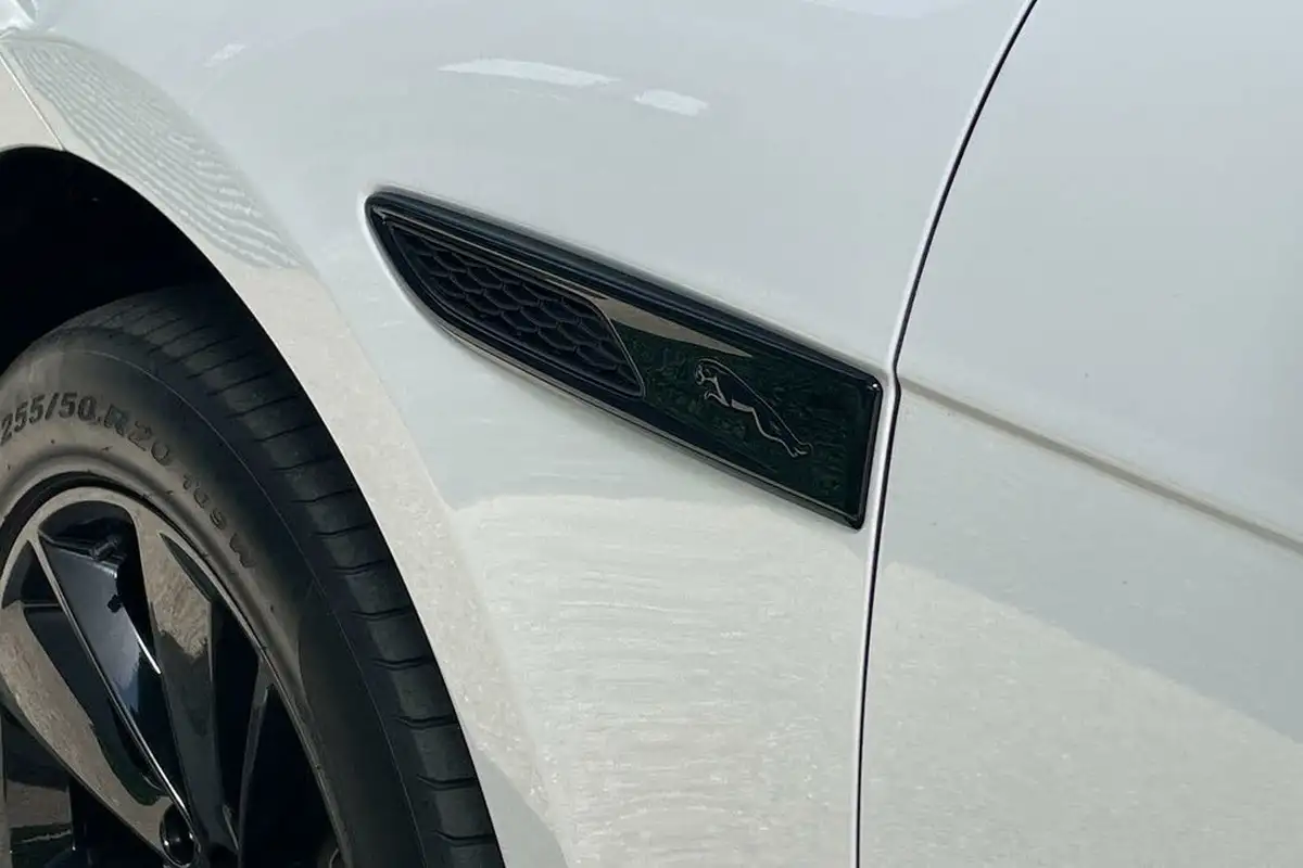 2023-jaguar-f-pace-20-d200-r-dynamic-se-black-big-25