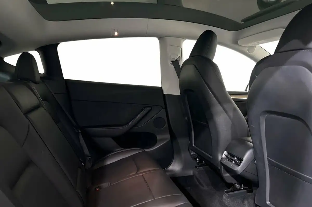 2022-tesla-model-y-e-long-range-big-7
